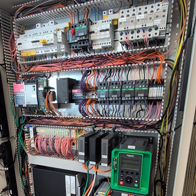 Pannello di controllo con analizzatore multicanale, API, comando pompa